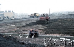 1985, Dąbrowa Górnicza, Polska.  
Kombinat metalurgiczny „Huta Katowice”. Grupa robotników budowlanych w czasie przerwy na odpoczynek.
Fot. Edward Grochowicz, zbiory Ośrodka KARTA.