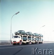 Lata 70. lub 80., Warszawa, Polska.
Fotografia reklamowa dla Przedsiębiorstwa Międzynarodowych Przewozów Samochodowych PEKAES - przygotowane do transportu modele auta Fiat 125p załadowane na lawetę TIR-a.
Fot. Edward Grochowicz, zbiory Ośrodka KARTA.