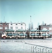 Lata 70. lub 80., Warszawa, Polska.
Fotografia reklamowa dla Przedsiębiorstwa Międzynarodowych Przewozów Samochodowych PEKAES - przygotowane do transportu modele auta Fiat 125p na lawecie ciężarówki typu TIR.
Fot. Edward Grochowicz, zbiory Ośrodka KARTA.