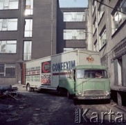 Lata 70. lub 80., Warszawa, Polska.
Fotografia reklamowa dla Przedsiębiorstwa Międzynarodowych Przewozów Samochodowych PEKAES - ciężarówka typu TIR z załadunkiem towarów łódzkiego Przedsiębiorstwa Handlu Zagranicznego 