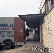 Po 1972, prawdopodobnie Błonie, woj. mazowieckie, Polska.
Fotografia reklamowa dla Przedsiębiorstwa Międzynarodowych Przewozów Samochodowych PEKAES - załadunek towarów w bazie przedsiębiorstwa w Błoniu pod Warszawą.
Fot. Edward Grochowicz, zbiory Ośrodka KARTA.