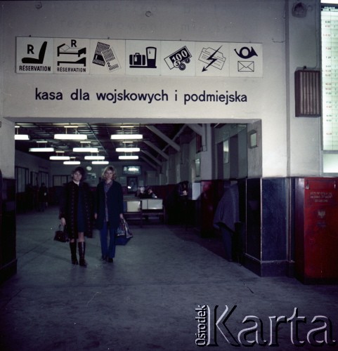 Lata 70. lub 80., Polska.
Fotografia reklamowa dla Centralnego Biura Obsługi Podróżnych PKP POLRES - kobiety  w dworcowej poczekalni.
Fot. Edward Grochowicz, zbiory Ośrodka KARTA.
