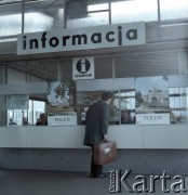 Lata 70. lub 80., Polska.
Fotografia reklamowa dla Centralnego Biura Obsługi Podróżnych PKP POLRES. Podróżny przy okienku dworcowej kasy.
Fot. Edward Grochowicz, zbiory Ośrodka KARTA.
