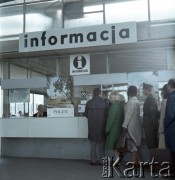 Lata 70. lub 80., Polska.
Fotografia reklamowa dla Centralnego Biura Obsługi Podróżnych PKP POLRES. Podróżni czekający w kolejce do dworcowej kasy.
Fot. Edward Grochowicz, zbiory Ośrodka KARTA.
