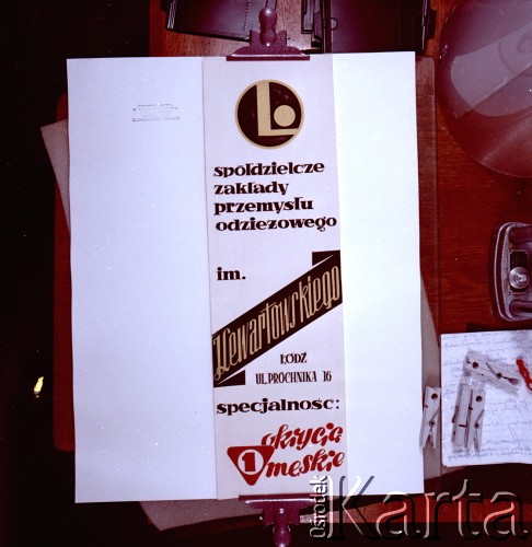 Lata 70., Łódź, Polska.
Spółdzielcze Zakłady Przemysłu Odzieżowego im. J. Lewartowskiego w Łodzi. Fotografia reklamowa przedstawiająca druk z nazwą zakładu reklamujący okrycia męskie.
Fot. Edward Grochowicz, zbiory Ośrodka KARTA.