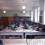 Lata 70., Łódź, Polska.
Spółdzielcze Zakłady Przemysłu Odzieżowego im. J. Lewartowskiego w Łodzi. 
Fot. Edward Grochowicz, zbiory Ośrodka KARTA.