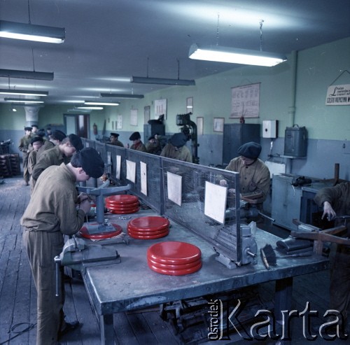 Lata 70., Łódź, Polska.
Spółdzielcze Zakłady Przemysłu Odzieżowego im. J. Lewartowskiego w Łodzi. Pracownicy w zakładowym warsztacie.
Fot. Edward Grochowicz, zbiory Ośrodka KARTA.