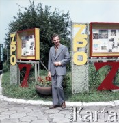 Lata 70., Łódź, Polska.
Spółdzielcze Zakłady Przemysłu Odzieżowego im. J. Lewartowskiego w Łodzi. Fotografia reklamowa - mężczyzna prezentujący garnitur. W tle gabloty zakładowe.
Fot. Edward Grochowicz, zbiory Ośrodka KARTA.