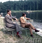 Lata 70., Łódź, Polska.
Spółdzielcze Zakłady Przemysłu Odzieżowego im. J. Lewartowskiego w Łodzi. Fotografia reklamowa - dwaj mężczyzni prezentują w plenerze firmowe garnitury.
Fot. Edward Grochowicz, zbiory Ośrodka KARTA.