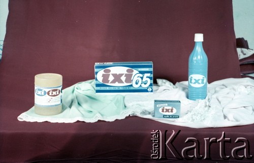 Po 1965, Polska.
Fotografia reklamowa przedstawiająca wyroby przemysłu chemii gospodarczej z serii IXI 65 produkowanej przez  Fabrykę Kosmetyków Pollena-Lechia w Poznaniu (wcześniej Fabryka Mydła i Kosmetyków Lechia). Na zdjęciu: mydło, proszek do prania, płyn.
Fot. Edward Grochowicz, zbiory Ośrodka KARTA.