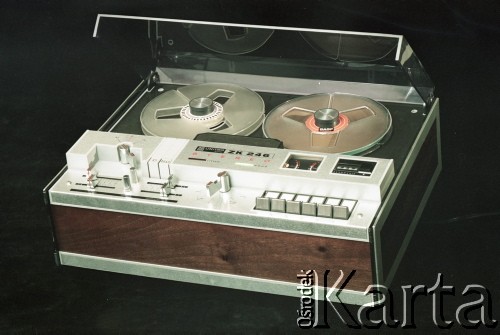 Lata 70., Warszawa, Polska.
Fotografia reklamowa sprzętu produkowanego przez zakłady należace do Zjednoczenia Przemysłu Elektronicznego UNITRA. Na zdjęciu czterościeżkowy magnetofon szpulowy ZK 246 STEREO produkowany przez Zakładóy Radiowe im. Marcina Kasprzaka w Warszawie.
Fot. Edward Grochowicz, zbiory Ośrodka KARTA.