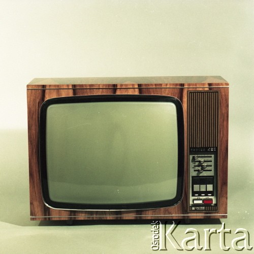 Około 1976, Warszawa, Polska.
Fotografia reklamowa sprzętu produkowanego przez zakłady należace do Zjednoczenia Przemysłu Elektronicznego UNITRA. Na zdjęciu czarno-biały, 20-calowy odbiornik telewizyjny 
