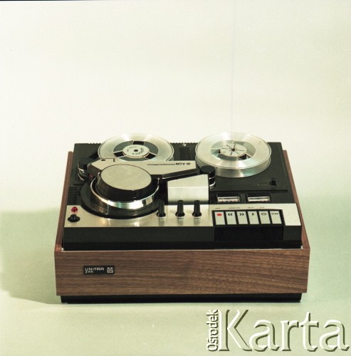 Po 1973, Warszawa, Polska.
Fotografia reklamowa sprzętu produkowanego przez zakłady należace do Zjednoczenia Przemysłu Elektronicznego UNITRA. Na zdjęciu magnetowid szpulowy MTV 10 produkowany przez Zakłady Radiowe im. Marcina Kasprzaka w Warszawie. Urządzenie przeznaczone do zapisu i odtwarzania obrazów telewizyjnych czarno-białych oraz towarzyszącego im dźwięku. Zapis obrazów może odbywać się z odbiornika telewizyjnego lub kamery telewizyjnej. Odczyt następuje na ekranie odbiornika telewizyjnego. Model produkowano w latach 1973-1975.
Fot. Edward Grochowicz, zbiory Ośrodka KARTA.