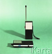 Po 1978., Warszawa, Polska.
Fotografia reklamowa sprzętu produkowanego przez zakłady należace do Zjednoczenia Przemysłu Elektronicznego UNITRA. Na zdjęciu radiotelefon 