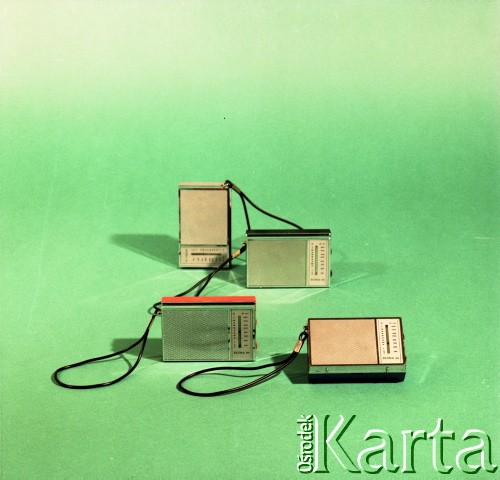 Lata 70., Warszawa, Polska.
Fotografia reklamowa sprzętu produkowanego przez zakłady należace do Zjednoczenia Przemysłu Elektronicznego UNITRA. Na zdjęciu radioodbiorniki tranzystorowe Eltra MOT-729 