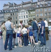 Lata 70., Warszawa, Polska.
Kataryniarz na Rynku Starego Miasta.
Fot. Edward Grochowicz, zbiory Ośrodka KARTA