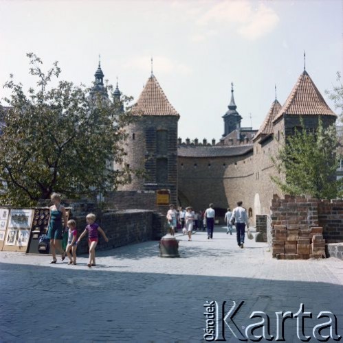 Lata 70., Warszawa, Polska.
Barbakan, widok od ulicy Nowomiejskiej.
Fot. Edward Grochowicz, zbiory Ośrodka KARTA
