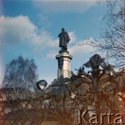 Lata 70., Warszawa, Polska.
Pomnik Adama Mickiewicza na Krakowskim Przedmieściu.
Fot. Edward Grochowicz, zbiory Ośrodka KARTA