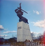 Ok. 1967, Warszawa, Polska.
Pomnik Bohaterów Warszawy (Nike) na placu Teatralnym.
Fot. Edward Grochowicz, zbiory Ośrodka KARTA