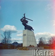 Ok. 1967, Warszawa, Polska.
Pomnik Bohaterów Warszawy (Nike) na placu Teatralnym.
Fot. Edward Grochowicz, zbiory Ośrodka KARTA