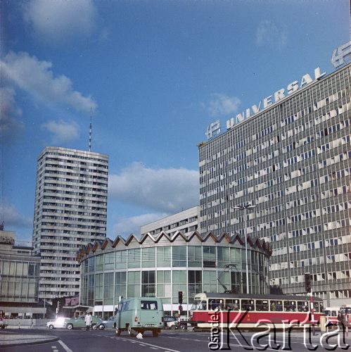 Lata 70., Warszawa, Polska.
Skrzyżowanie ulicy Marszałkowskiej i Alej Jerozolimskich (obecnie Rondo Romana Dmowskiego). Na zdjęciu Rotunda PKO, z prawej gmach Universalu.
Fot. Edward Grochowicz, zbiory Ośrodka KARTA