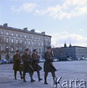 Lata 70., Warszawa, Polska.
Żołnierze warty honorowej maszerują przez plac Zwycięstwa (obecnie plac Piłsudskiego) pod Grób Nieznanego Żołnierza.
Fot. Edward Grochowicz, zbiory Ośrodka KARTA