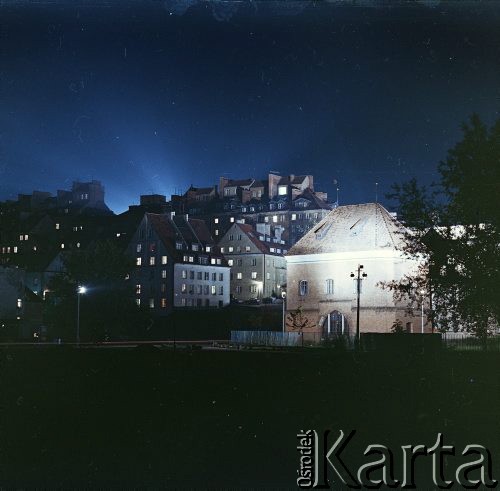 Lata 60., Warszawa, Polska.
Panorama Starego Miasta o zmroku.
Fot. Edward Grochowicz, zbiory Ośrodka KARTA