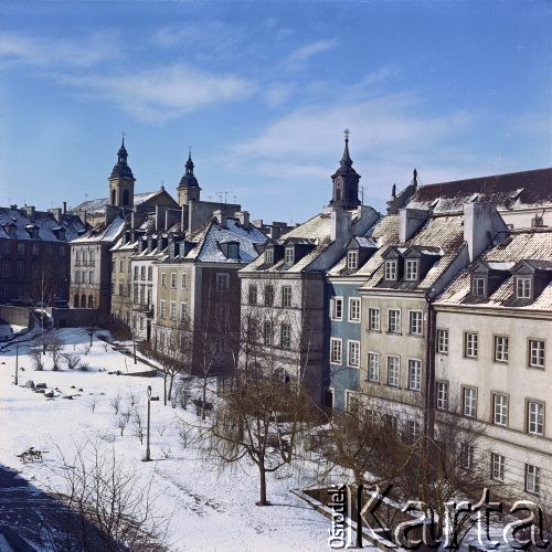 Lata 70., Warszawa, Polska.
Kamienice Nowego Miasta wzdłuż ulicy Mostowej, widok z murów obronnych Starego Miasta.
Fot. Edward Grochowicz, zbiory Ośrodka KARTA