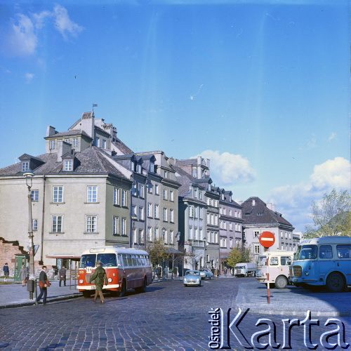 1974, Warszawa, Polska.
Plac Zamkowy, przystanek autobusowy.
Fot. Edward Grochowicz, zbiory Ośrodka KARTA