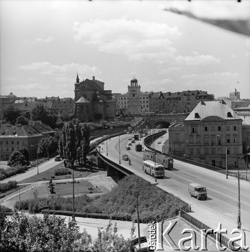 Lata 60., Warszawa, Polska.
Trasa W-Z, z lewej kościół św. Anny, z prawej Pałac pod Blachą.
Fot. Edward Grochowicz, zbiory Ośrodka KARTA