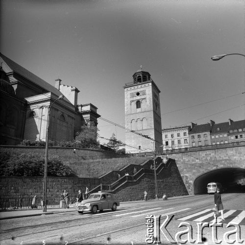 Lata 60., Warszawa, Polska.
Trasa W-Z przy placu Zamkowym, u góry kościół św. Anny.
Fot. Edward Grochowicz, zbiory Ośrodka KARTA