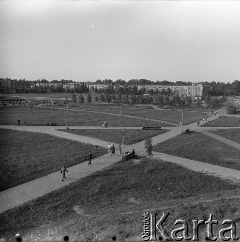Lata 60., Warszawa, Polska.
Park Morskie Oko na Mokotowie, w głębi akademik Akademii Nauk Społecznych przy KC PZPR (obecnie Hotel Hera) przy ulicy Belwederskiej.
Fot. Edward Grochowicz, zbiory Ośrodka KARTA