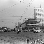 Ok. 1967, Warszawa, Polska.
Skrzyżowanie ulicy Marszałkowskiej z Alejami Jerozolimskimi (obecnie rondo Dmowskiego), budowa Domów Towarowych Centrum.
Fot. Edward Grochowicz, zbiory Ośrodka KARTA