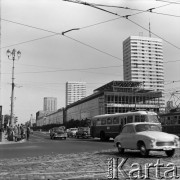 Ok. 1967, Warszawa, Polska.
Skrzyżowanie ulicy Marszałkowskiej z Alejami Jerozolimskimi (obecnie rondo Dmowskiego), budowa Domów Towarowych Centrum.
Fot. Edward Grochowicz, zbiory Ośrodka KARTA