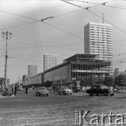 Ok. 1967, Warszawa, Polska.
Skrzyżowanie ulicy Marszałkowskiej z Alejami Jerozolimskimi (obecnie rondo Dmowskiego), budowa Domów Towarowych Centrum.
Fot. Edward Grochowicz, zbiory Ośrodka KARTA