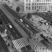 Ok. 1967, Warszawa, Polska.
Aleje Jerozolimskie, u góry gmach Polskiej Agencji Prasowej (obecnie Banku Gospodarstwa Krajowego), z prawej ulica Bracka. Widok z budynku Centralnego Domu Towarowego (CDT).
Fot. Edward Grochowicz, zbiory Ośrodka KARTA