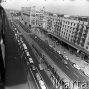 Ok. 1967, Warszawa, Polska.
Aleje Jerozolimskie, widok z budynku Centralnego Domu Towarowego (CDT) w kierunku skrzyżowania z ulicą Nowy Świat.
Fot. Edward Grochowicz, zbiory Ośrodka KARTA