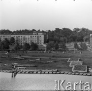 Lata 60., Warszawa, Polska.
Park Morskie Oko na Mokotowie, w głębi akademik Akademii Nauk Społecznych przy KC PZPR (obecnie Hotel Hera) przy ulicy Belwederskiej.
Fot. Edward Grochowicz, zbiory Ośrodka KARTA