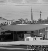 Lata 60., Warszawa, Polska.
Przystanek PKP Warszawa Powiśle.
Fot. Edward Grochowicz, zbiory Ośrodka KARTA