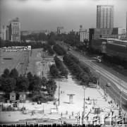 Ok. 1967, Warszawa, Polska.
Ulica Marszałkowska i Ściana Wschodnia, z lewej plac Defilad.
Fot. Edward Grochowicz, zbiory Ośrodka KARTA