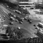 Ok. 1967, Warszawa, Polska.
Skrzyżowanie ulicy Marszałkowskiej z Alejami Jerozolimskimi (obecnie Rondo Dmowskiego), u góry budowa Domów Towarowych Centrum.
Fot. Edward Grochowicz, zbiory Ośrodka KARTA