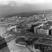 Ok. 1967, Warszawa, Polska.
Panorama miasta z 30 piętra Pałacu Kultury i Nauki, na zdjęciu plac Defilad i skrzyżowanie ulicy Marszałkowskiej z Alejami Jerozolimskimi (obecnie rondo Dmowskiego), z lewej Rotunda PKO, z prawej Hotel Polonia.
Fot. Edward Grochowicz, zbiory Ośrodka KARTA