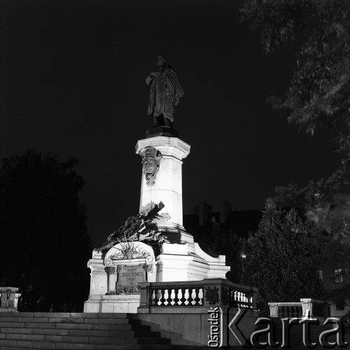 Lata 60., Warszawa, Polska.
Pomnik Adama Mickiewicza na Krakowskim Przedmieściu.
Fot. Edward Grochowicz, zbiory Ośrodka KARTA