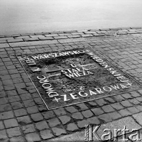 Lata 60., Warszawa, Polska.
Tablica pamiątkowa z napisem 