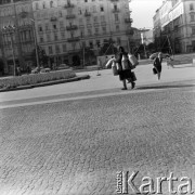 Lata 60., Warszawa, Polska.
Kobieta z bańkami na mleko, Aleje Jerozolimskie obok dworca PKP Śródmieście.
Fot. Edward Grochowicz, zbiory Ośrodka KARTA