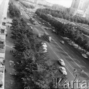 Lata 60., Warszawa, Polska.
Ulica Marszałkowska, w głębi plac Defilad i Pałac Kultury i Nauki.
Fot. Edward Grochowicz, zbiory Ośrodka KARTA