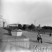 Lata 60., Warszawa, Polska.
Plac Defilad przed Pałacem Kultury i Nauki.
Fot. Edward Grochowicz, zbiory Ośrodka KARTA