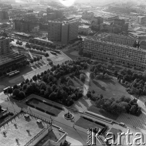 Ok. 1967, Warszawa, Polska.
Panorama miasta z 30 piętra Pałacu Kultury i Nauki. Na zdjęciu ulica Świętokrzyska, z lewej ulica Emilii Plater.
Fot. Edward Grochowicz, zbiory Ośrodka KARTA