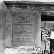 Lata 60., Warszawa, Polska.
Tablica pamiątkowa przy tunelu Trasy W-Z przy placu Zamkowym.
Fot. Edward Grochowicz, zbiory Ośrodka KARTA