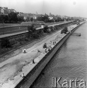 Lata 60., Warszawa, Polska.
Nabrzeże Wisły, widok z mostu Śląsko-Dąbrowskiego w stronę Starego Miasta.
Fot. Edward Grochowicz, zbiory Ośrodka KARTA